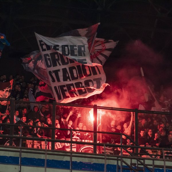  Pyro im Eintracht-Block - kostet das Verhalten einiger Anhänger dem großen Rest die Europa-Party? (Foto: Imago/Jan Huebner)