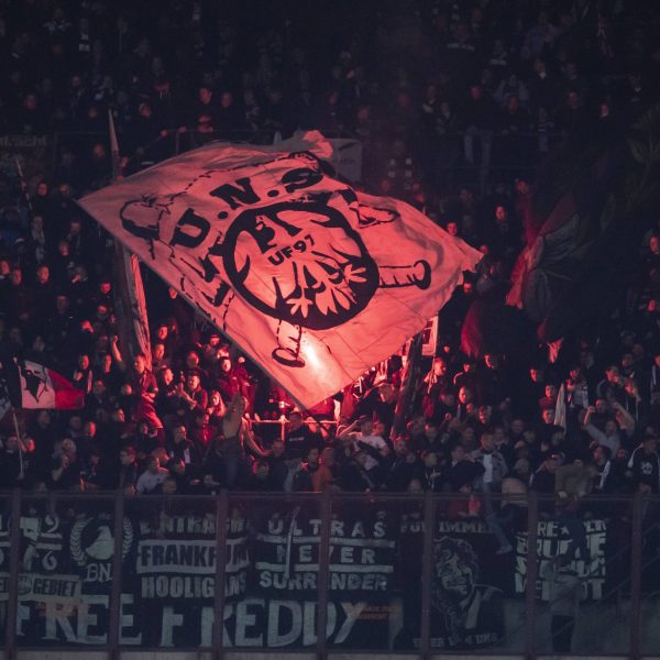  Einige Ultras zündeten in Mailand Pyro. Das könnte zu einem Zuschauerausschluss führen. (Foto: Imago/Jan Huebner)