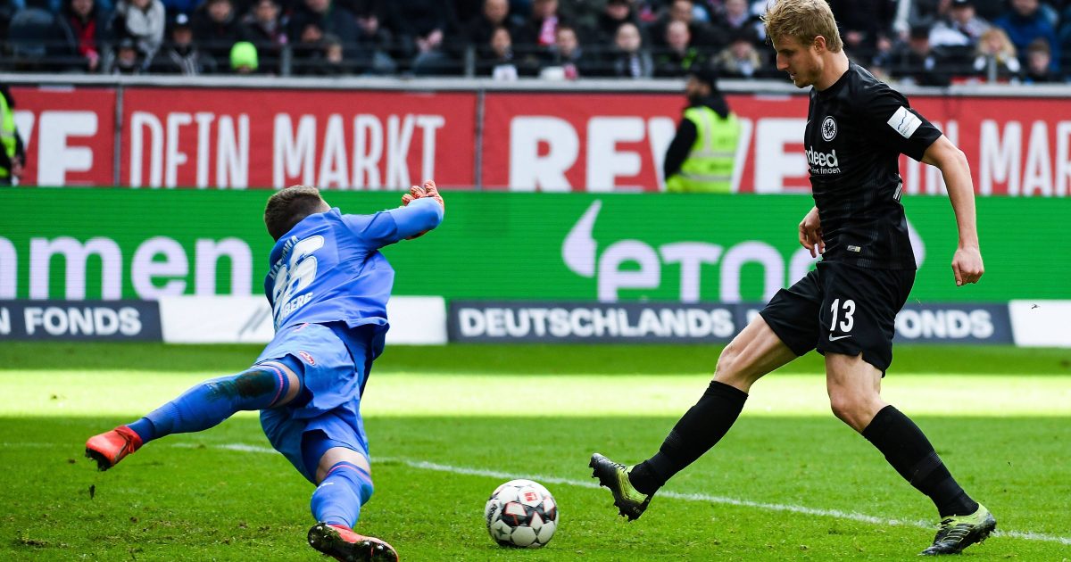  Martin Hinteregger vollendet frei vor Christian Mathenia zur 1:0-Führung. (Foto: imago/Jan Hübner)