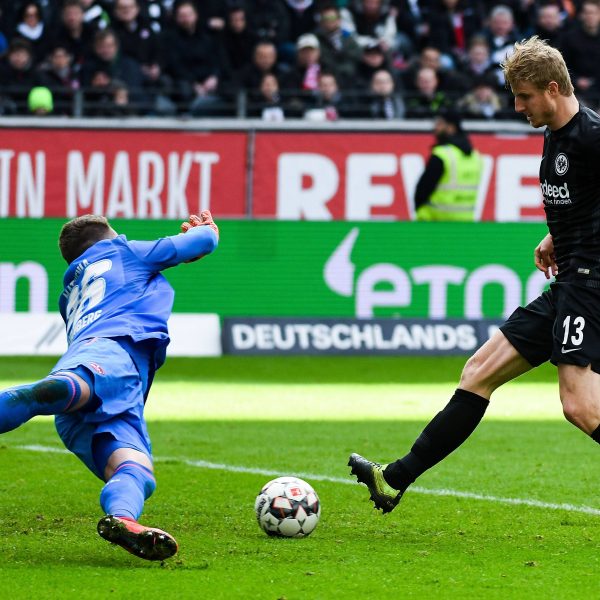  Martin Hinteregger vollendet frei vor Christian Mathenia zur 1:0-Führung. (Foto: imago/Jan Hübner)
