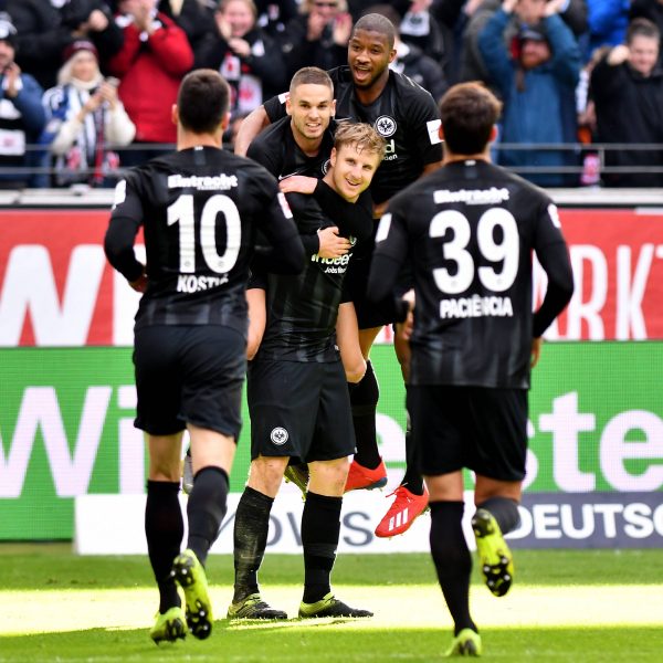  Martin Hinteregger erzielt das goldene Tor und führt die Eintracht zum dritten Sieg in sechs Tagen. (Bild: imago/Revierfoto)
