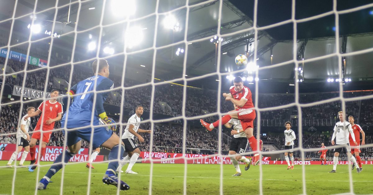 Luka Jovic überwindet Manuel Neuer (Quelle: imago/Jan Huebner)