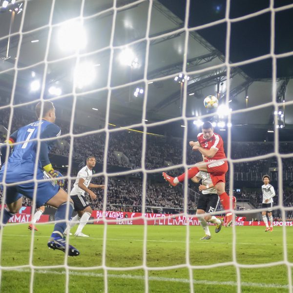  Luka Jovic überwindet Manuel Neuer (Quelle: imago/Jan Huebner)