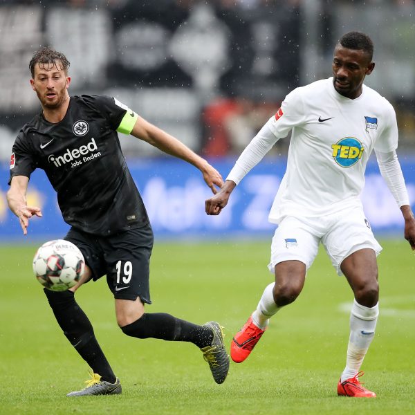  Regen und Tristesse in Frankfurt: Eintracht-Kapitän David Abraham sah im ersten Durchgang eine durchwachsene Leistung seiner Elf gegen die Hertha.