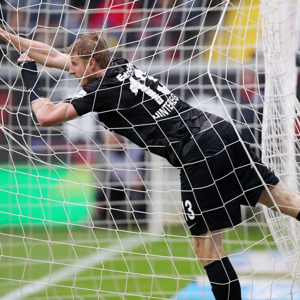  Gegen Berlin zappelte nicht der Ball, sondern einzig Martin Hinteregger bei einer Abwehraktion im Tornetz.