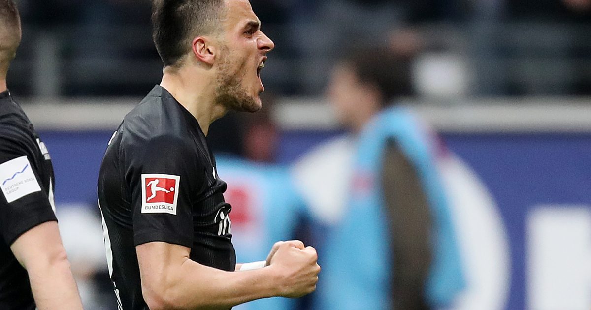  Filip Kostic jubelt vor der Frankfurter Kurve über seinen zweiten Treffer
