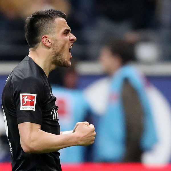  Filip Kostic jubelt vor der Frankfurter Kurve über seinen zweiten Treffer