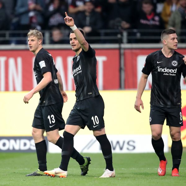  Luka Jovic (re.) und Filip Kostic trugen sich gegen Stuttgart in die Torschützenliste ein, während Martin Hinteregger (li.) hinten nichts zu ließ.