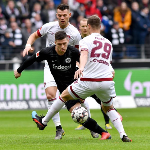  Eduard Löwen, hier im Duell mit Luka Jovic, soll ins Visier der SGE geraten sein. (Foto: imago images / Revierfoto)