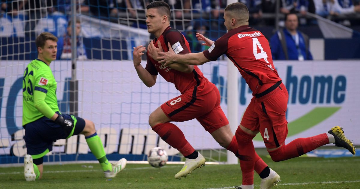  Luka Jovic erlöst die Eintracht mit seinem Strafstoßtreffer auf Schalke in der 99. Minute. (Foto: imago/Jan Hübner)