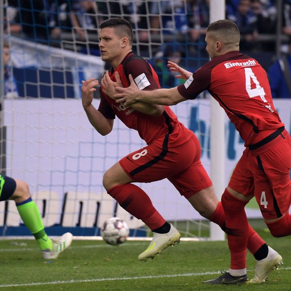  Luka Jovic erlöst die Eintracht mit seinem Strafstoßtreffer auf Schalke in der 99. Minute. (Foto: imago/Jan Hübner)