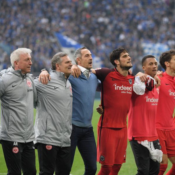  Mannschaft und Trainerteam feierten den dramatischen Last-Minute-Sieg gemeinsam mit den mitgereisten Eintracht-Fans. (Bild: imago/Team 2)
