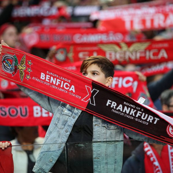  Benfica-Fans sollen ins falsche Frankfurt gefahren sein. (Foto: Imago images/HMB-media)