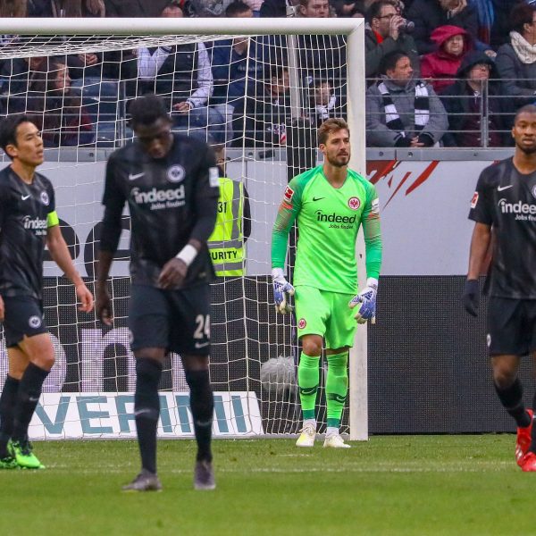  Die Köpfe hängen: Eintracht Frankfurt verliert das erste Spiel in der Liga seit Dezember 2018 (Foto: imago images / Schüler).