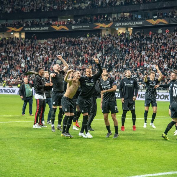  Freudentaumel pur! Nach dem sensationellen Einzug ins Europa-League-Halbfinale kannte der Jubel im Waldstadion keine Grenzen mehr. (Bild: imago images/ Hartenfelser)