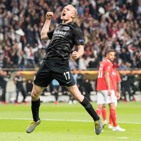  Der Moment für das Halbfinale. Sebastian Rode erzielt den wichtigen zweiten Treffer (Foto: imago Images/Sven Simon)