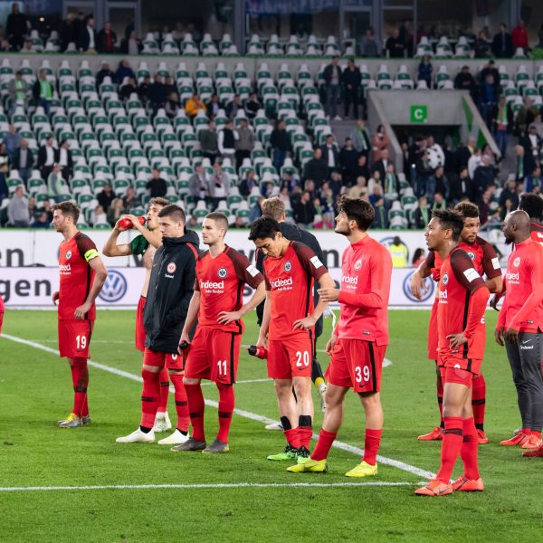  Auch die Spieler wussten das Ergebnis am Ende nicht wirklich einzuordnen. Enttäuschung aufgrund des späten Ausgleichs? Freude über den glücklichen Punktgewinn? (Foto: imago images/ Xinhua)