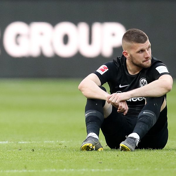  Sinnbildlich für die 0:2-Heimniederlage gegen Mainz 05: Ante Rebic am Boden.