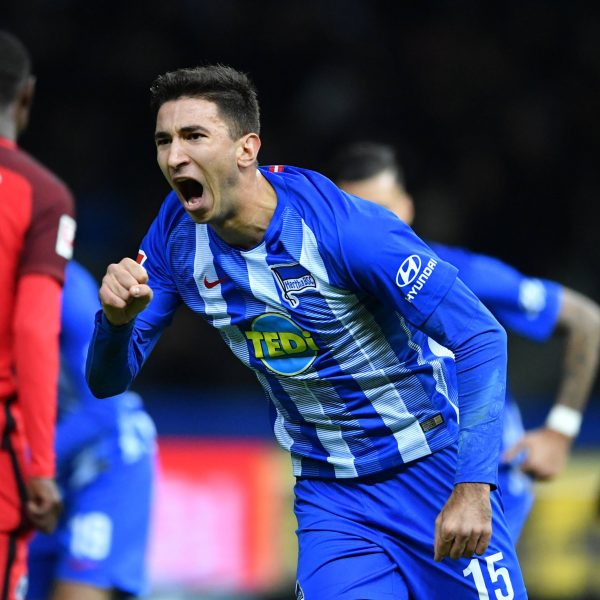  Hier bejubelt Marko Grujic seinen Treffer gegen die SGE. Stürmt er bald für die Eintracht? Foto: imago images / Bernd König