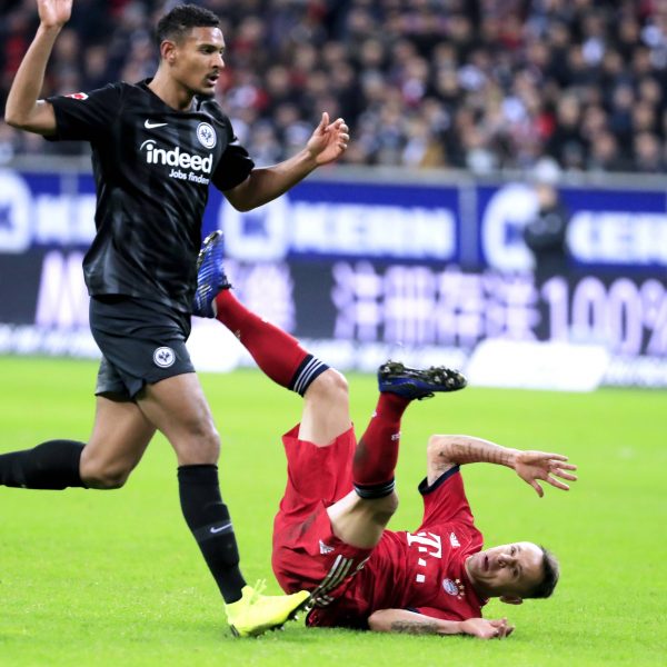  Der Optimalfall am Samstag: die Bayern stolpern (Quelle: imago images / Laci Perenyi)