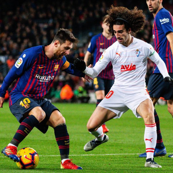  Marc Cucurella, hier im Duell mit Leo Messi (li.), wird in Frankfurt gehandelt. (Foto: imago images / Xinhua)