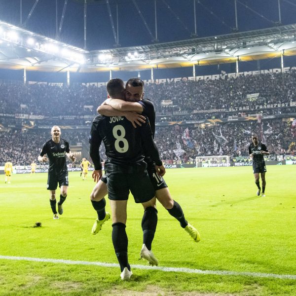  Unglaubliche Emotionen: Luka Jovic und Filip Kostic bejubeln ihren Führungstreffer im Hinspiel. (Quelle: Imago Images/ Jan Huebner)