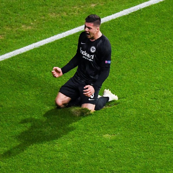  Er darf wieder jubeln: Luka Jovic ließ mit seinem Kopfballtor zum 1:0 gegen Chelsea das Stadion in Frankfurt beben. (Foto: imago images/Jan Hübner)