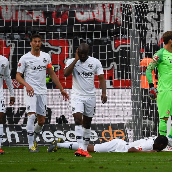  Auflösungserscheinungen bei der Eintracht: Die Hessen kassieren in Leverkusen in nur 45 Minuten gleich sechs Tore. (Foto: imago Images/Jan Hübner)