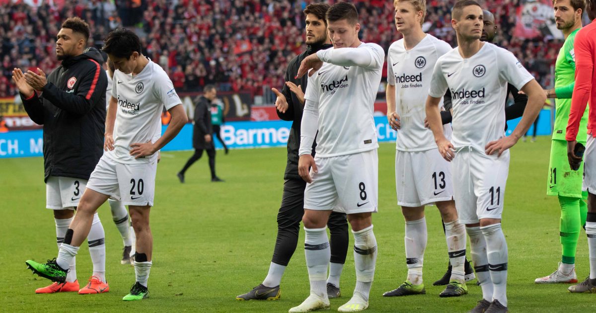 Enttäuschung pur nach dem 1:6-Debakel in Leverkusen. Die Fans der Eintracht bewiesen Feingespür und feierten die Mannschaft trotzdem. (Foto: imago images/ DeFodi)