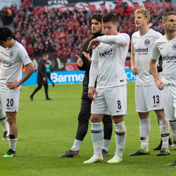  Enttäuschung pur nach dem 1:6-Debakel in Leverkusen. Die Fans der Eintracht bewiesen Feingespür und feierten die Mannschaft trotzdem. (Foto: imago images/ DeFodi)