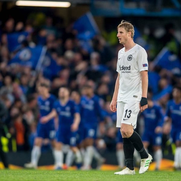  Martin Hinteregger macht das Spiel seines Lebens und ist am Ende wegen des verschossenen Elfmeters untröstlich. Der Österreicher wird zum tragischen Helden. (Foto: imago images / Uk Sports Pics Ltd)