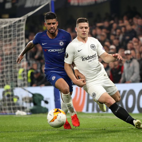  Es war ein grandioses Spiel beider Teams: Hier Torschütze Jovic im Zweikampf mit Emerson (Foto: imago images / Eibner)