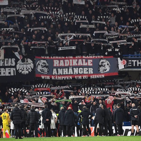  Ein Bild für die Götter: Die Frankfurter Fans feierten ihre Mannschaft, trotz Niederlage und dem Ausscheiden aus der Europa-League. (Imago images / Fotograf: Jan Huebner)