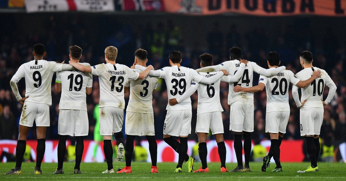  Die Eintracht in Eintracht: Adi Hütter und sein Team wollen mit der Unterstützung ihrer Fans auch nächste Saison wieder nach Europa. (Foto: imago Images/Jan Hübner)