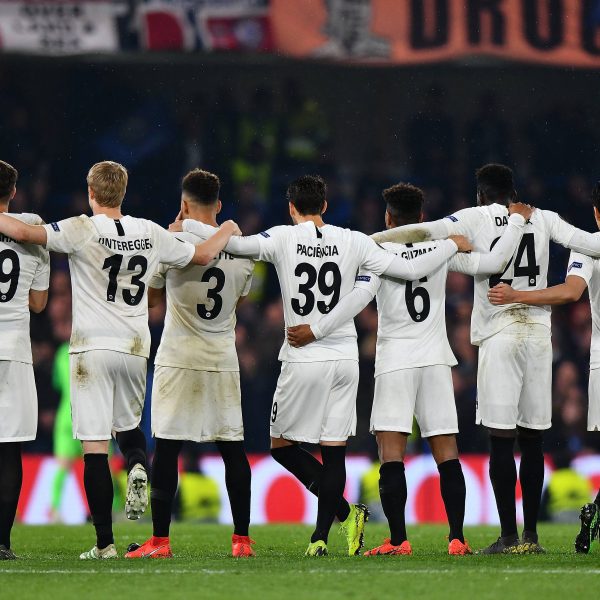  Die Eintracht in Eintracht: Adi Hütter und sein Team wollen mit der Unterstützung ihrer Fans auch nächste Saison wieder nach Europa. (Foto: imago Images/Jan Hübner)