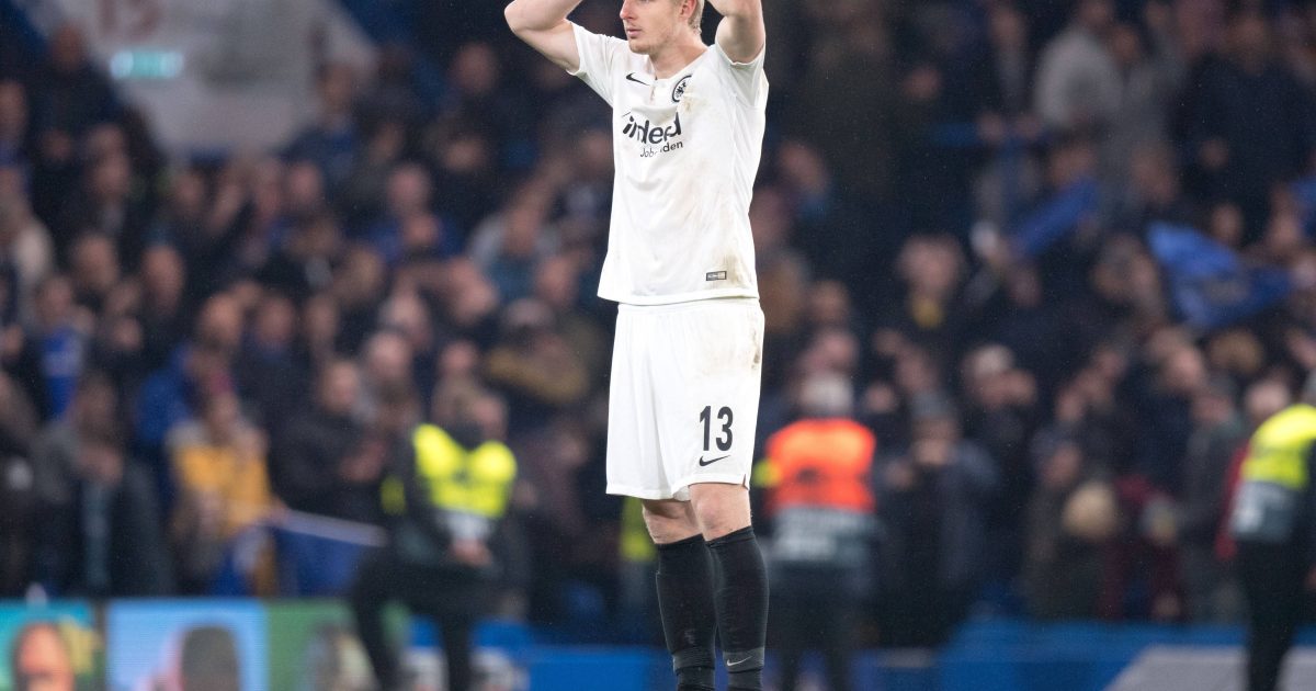 Martin Hinteregger ist enttäuscht und musste am Ende von Kollegen und Fans getröstet werden. (Foto: imago images / Sven Simon)