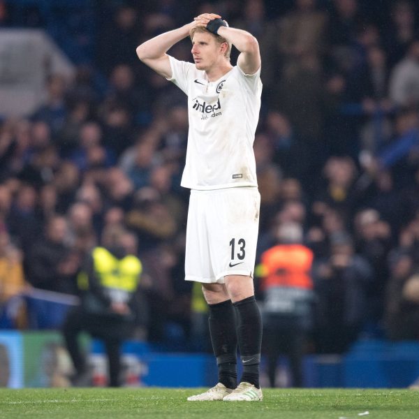  Martin Hinteregger ist enttäuscht und musste am Ende von Kollegen und Fans getröstet werden. (Foto: imago images / Sven Simon)