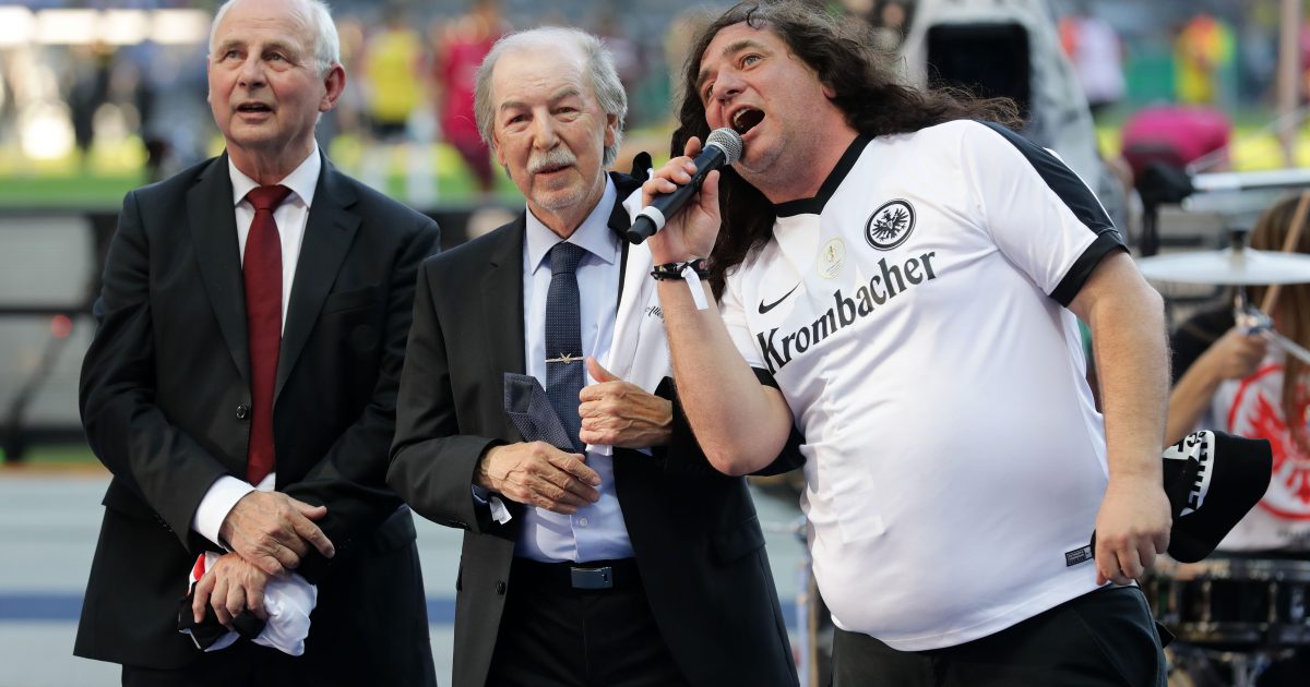 Jürgen Grabowski (Mitte) ist an Niereninsuffizienz erkrankt.