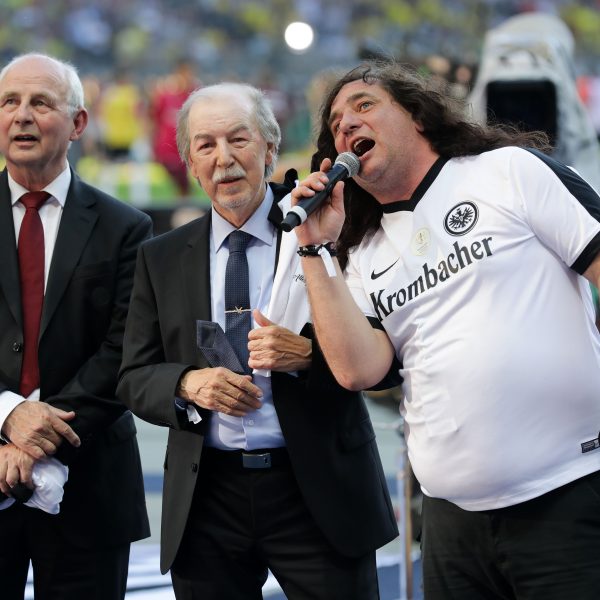  Jürgen Grabowski (Mitte) ist an Niereninsuffizienz erkrankt.