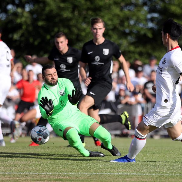  Rückkehrer Daichi Kamada trifft in der 1. Minute unbedrängt zur 1:0-Führung