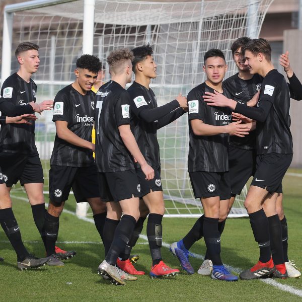  Die Eintracht-Jugend bekommt Verstärkung. (imago images / Sportfoto Rudel)