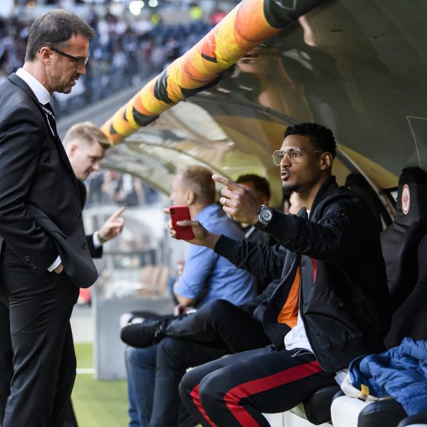  Fredi Bobic (li.) und Sebastien Haller. (Bild: imago images / Jan Huebner)