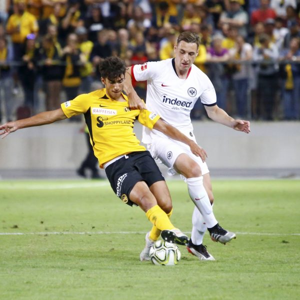  Frankfurts Dominik Kohr im Zweikampf mit Berns Esteban Petignat (Foto: imago images / Geisser).