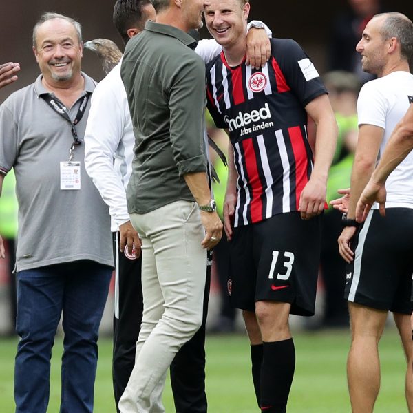  Eintracht-Trainer Adi Hütter mit Matchwinner Martin Hinteregger nach der Partie.