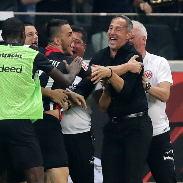  Adi Hütter und Filip Kostic bejubeln den Sieg der Eintracht. (Bild: Heiko Rhode)