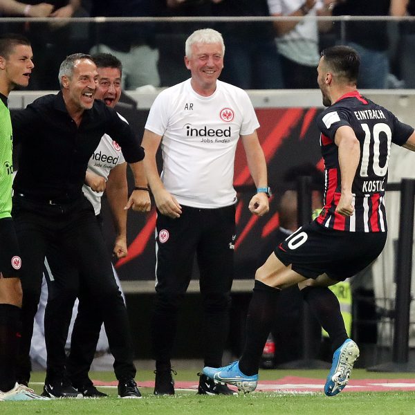  Filip Kostic kurz bevor er die Jubeltraube erreicht