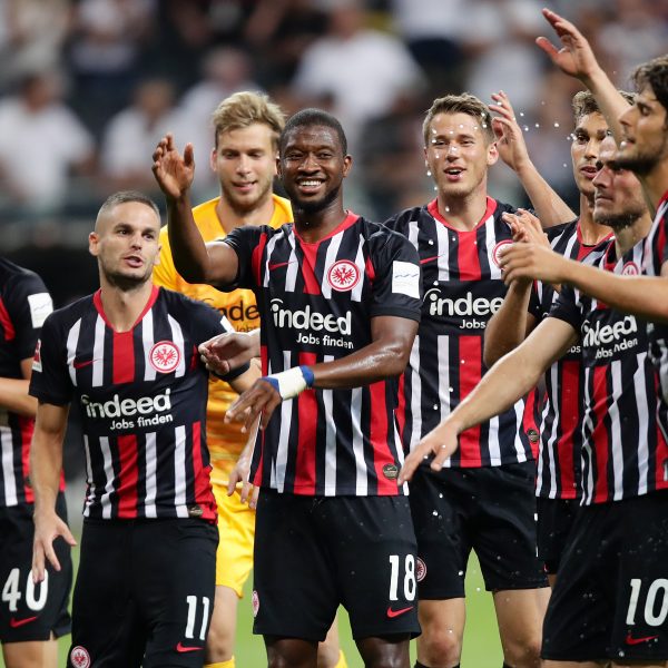  Die Frankfurter Spieler feiern das Weiterkommen gegen Tallin nach Abpfiff mit den Fans.