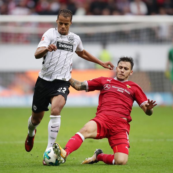  Anastasios Donis, hier im Duell mit Timothy Chandler, wird mit Eintracht Frankfurt in Verbindung gebracht.