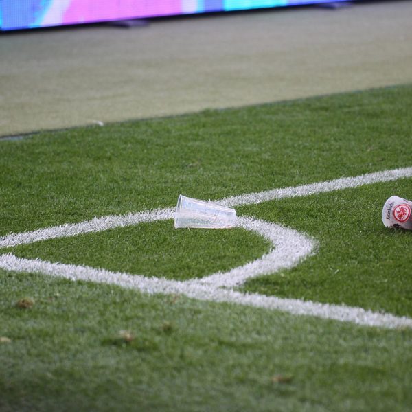  Nur in München zahlt man für die Kombi aus Bier und Bratwurst mehr als in Frankfurt (imago images / Eibner)