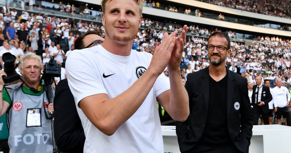  Martin Hinteregger wurde von den Fans mit tosendem Applaus begrüßt. (Foto: imago images/ revierfoto)
